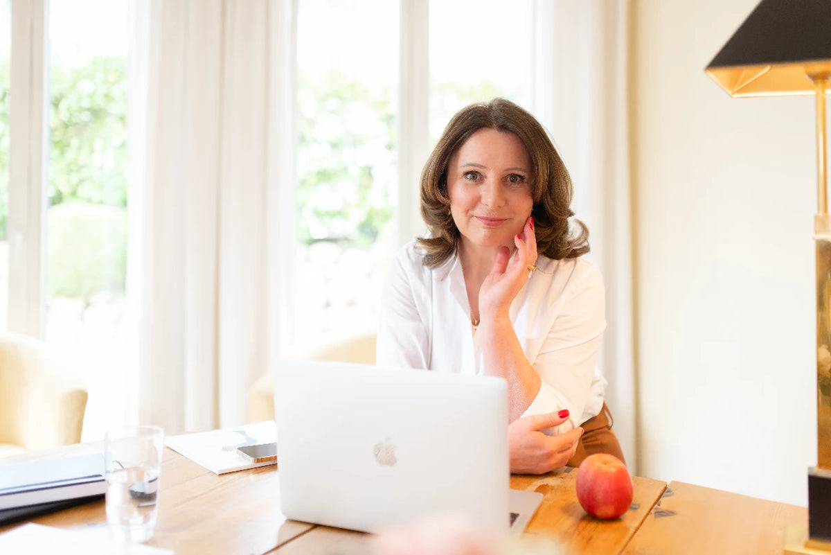 Catharina Hohaus bei der Arbeit mit ihrem Laptop